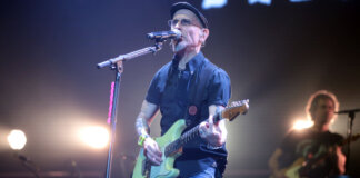 Fito Cabrales cantando en el Roig Arena durante un concierto