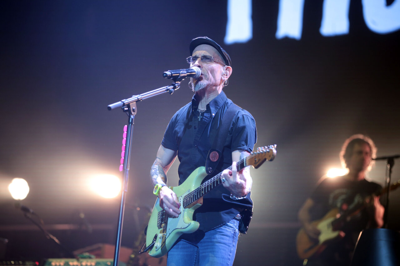 Fito Cabrales cantando en el Roig Arena durante un concierto