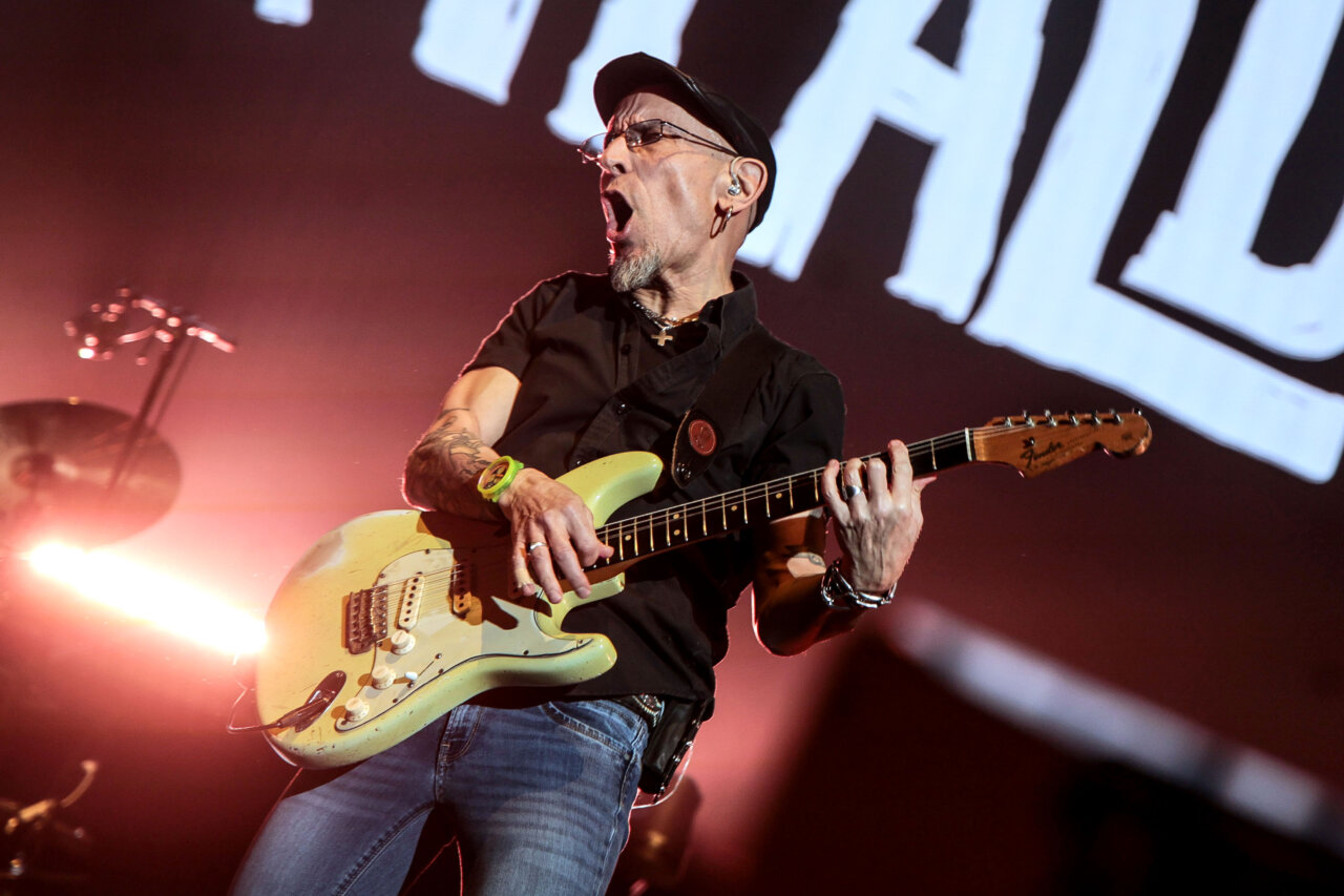 Fito Cabrales tocando la guitarra en el Roig Arena durante un concierto