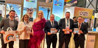 Grupo de personas en el stand de la Comunitat Valenciana en Fitur 2026