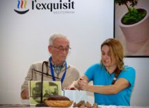 Torrent promociona la Feria del Chocolate en Fitur 2026 con un showcooking y degustaciones Demostración de elaboración de chocolate en FITUR 2026 en Torrent