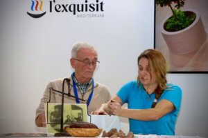 Demostración de elaboración de chocolate en FITUR 2026 en Torrent