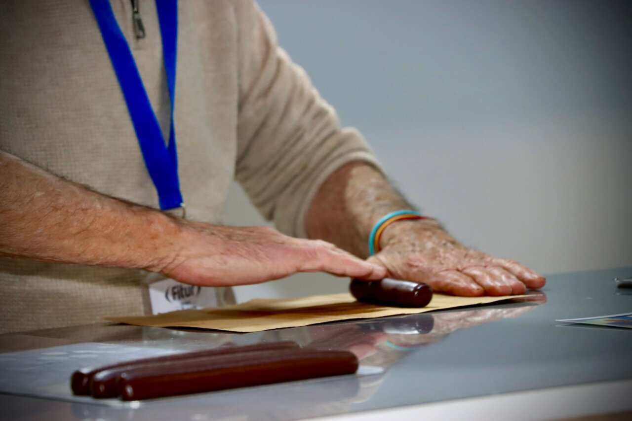 Manos trabajando en la elaboración de chocolate en FITUR