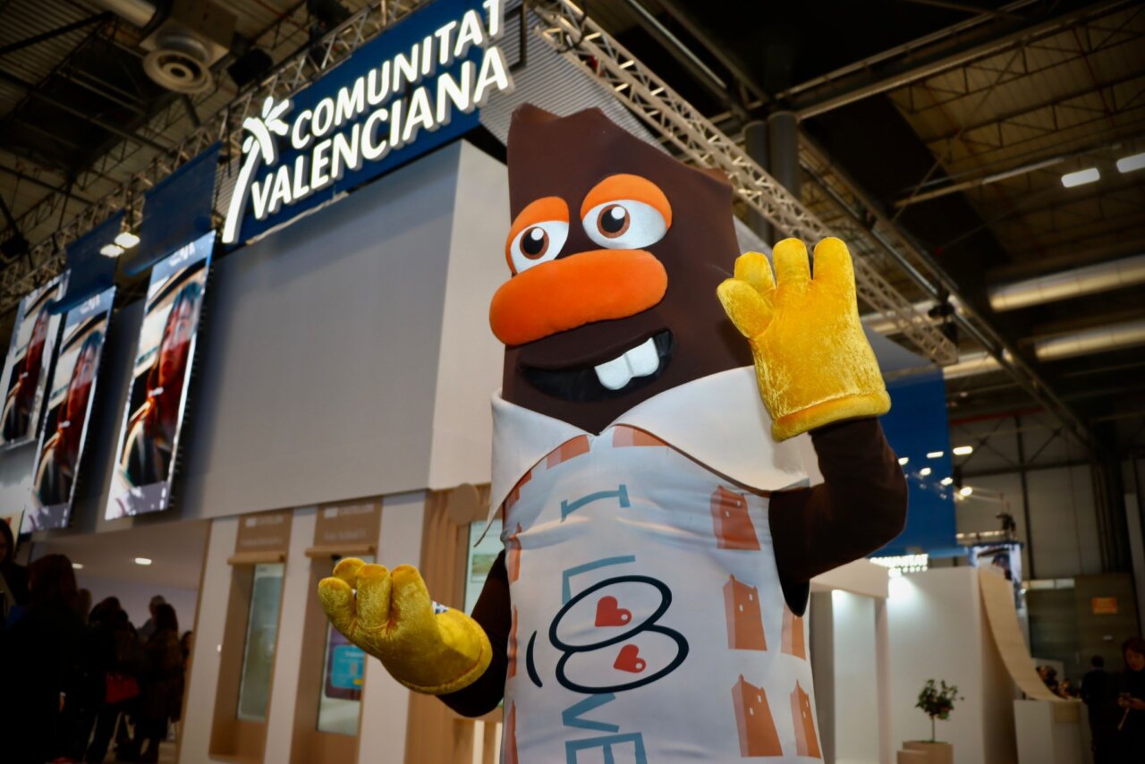 Mascota de chocolate de Torrent en la feria FITUR 2026