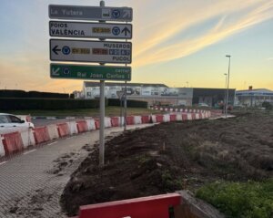 Señales de tráfico en Foios y Albalat dels Sorells al atardecer