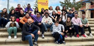 Grupo de jóvenes participando en un campamento del IVAJ