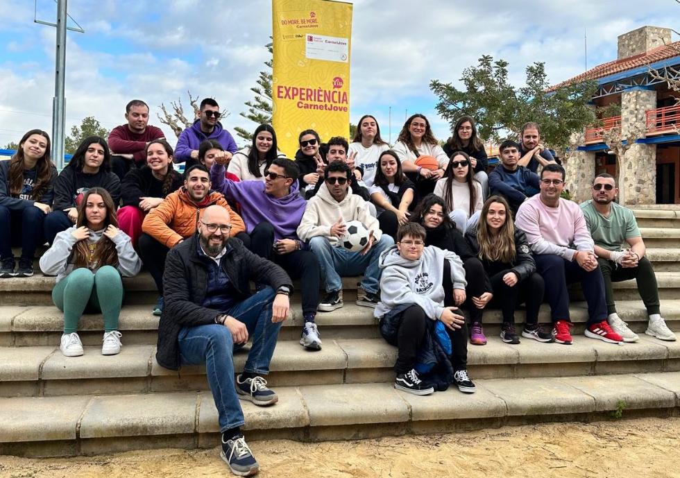 Grupo de jóvenes participando en un campamento del IVAJ
