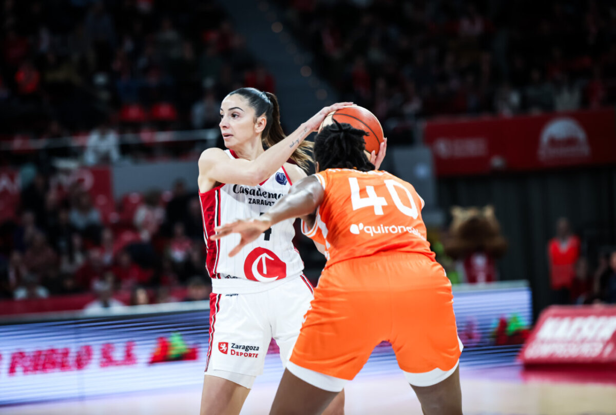 Jugadora de Casademont Zaragoza en un partido de baloncesto contra Valencia Basket