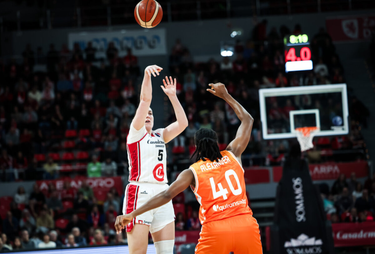 Jugadora lanzando a canasta durante el partido entre Valencia Basket y Casademont Zaragoza.