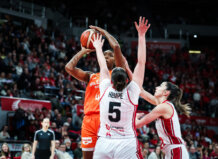 Hempe y Fingall castigan a su exequipo y Zaragoza convierte el Príncipe Felipe en un muro para el Valencia Basket Jugadora de Valencia Basket lanzando a canasta mientras es defendida por dos jugadoras de Zaragoza.