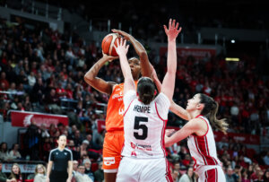 Jugadora de Valencia Basket lanzando a canasta mientras es defendida por dos jugadoras de Zaragoza.