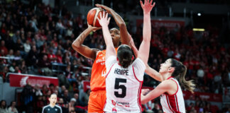 Jugadora de Valencia Basket lanzando a canasta mientras es defendida por dos jugadoras de Zaragoza.