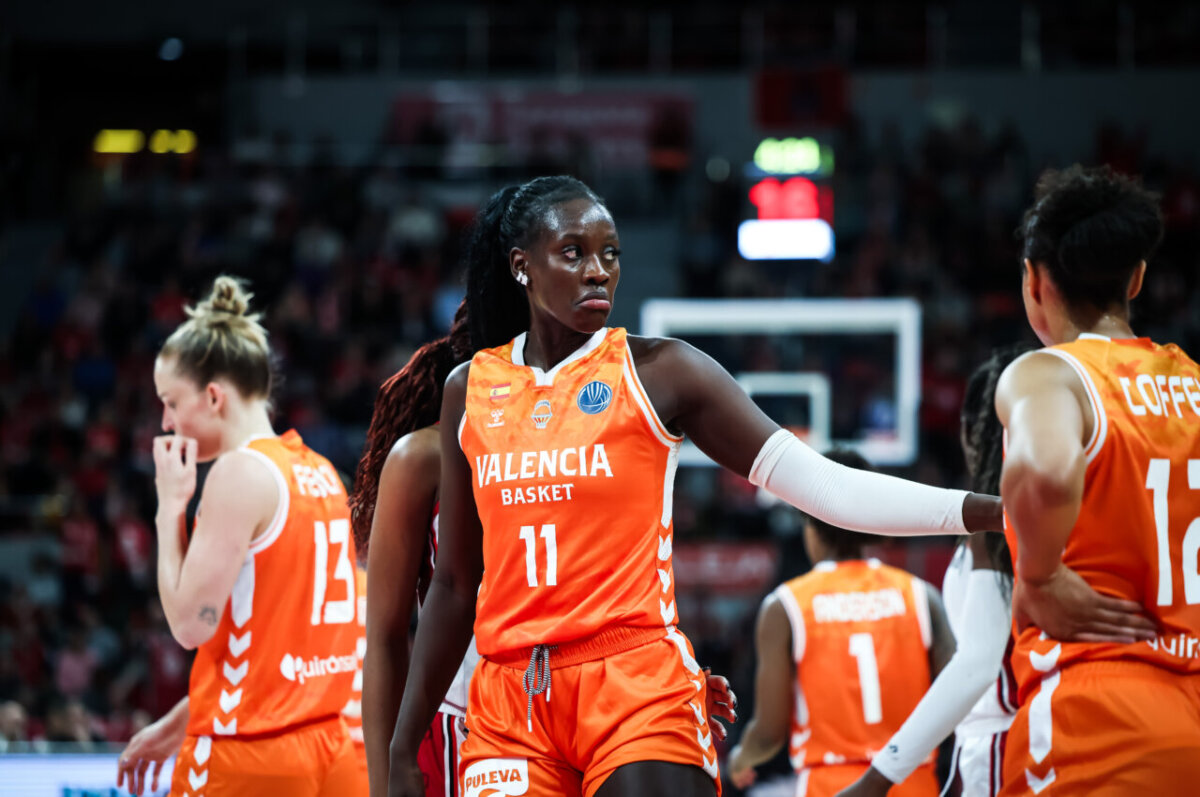 Jugadoras de Valencia Basket en acción durante un partido contra Casademont Zaragoza.