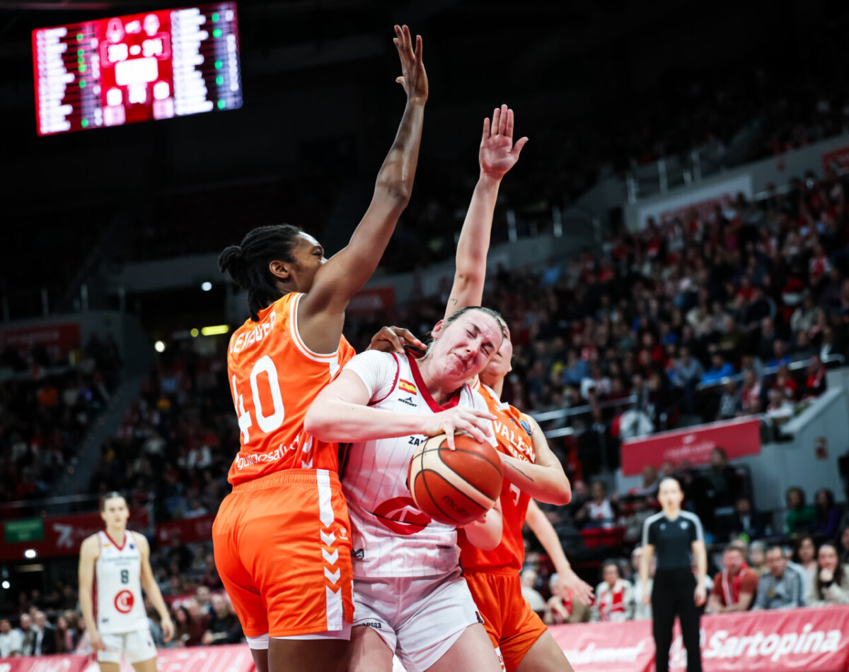 Jugadoras de Valencia Basket y Casademont Zaragoza en acción durante un partido