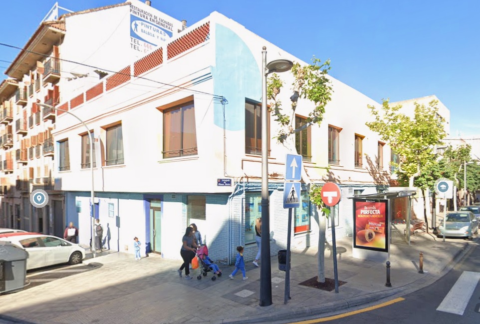 El Ayuntamiento de Paterna adquiere un edificio para un centro deportivo con piscina.