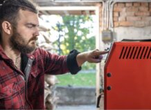 Hombre ajustando un generador eléctrico en un entorno doméstico