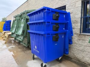 Contenedores de reciclaje en un entorno industrial para gestión de residuos