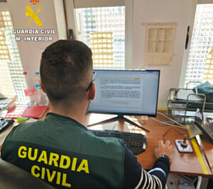 Miembro de la Guardia Civil trabajando en una oficina