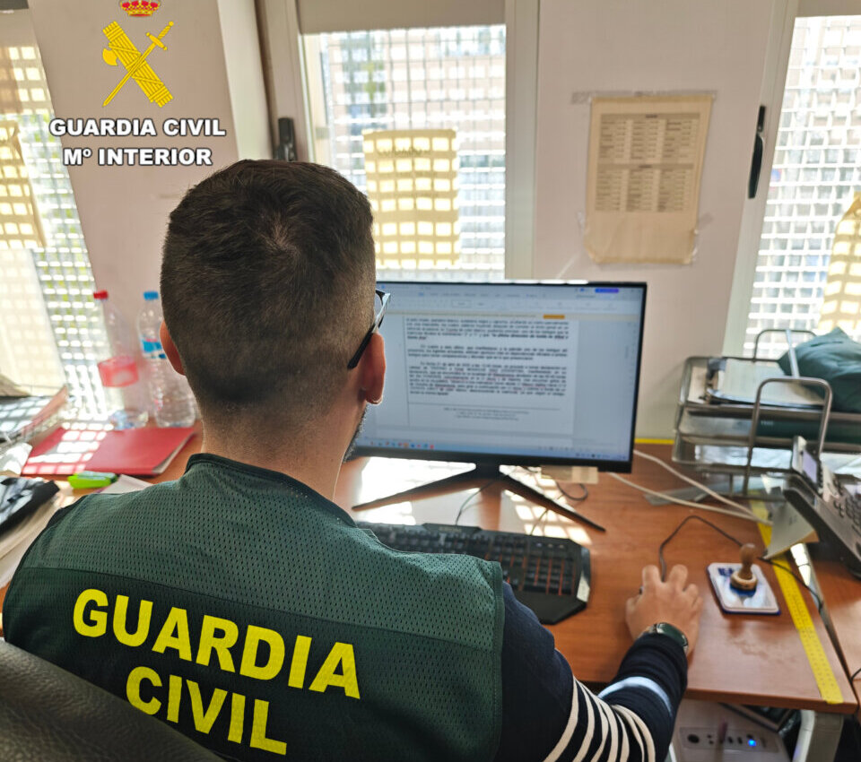 Miembro de la Guardia Civil trabajando en una oficina