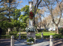 València recuerda a Manuel Broseta con un emotivo homenaje. El acto se celebra cada año en su memoria.