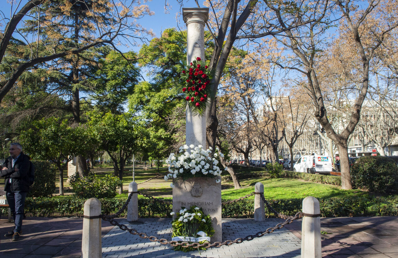 València recuerda a Manuel Broseta con un emotivo homenaje. El acto se celebra cada año en su memoria.