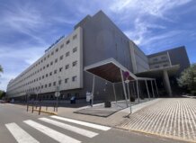 Exterior del Hospital de Manises mostrando su arquitectura moderna