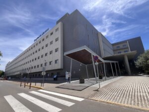 Exterior del Hospital de Manises mostrando su arquitectura moderna