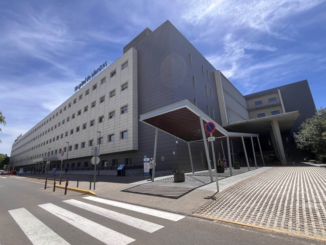 Exterior del Hospital de Manises mostrando su arquitectura moderna