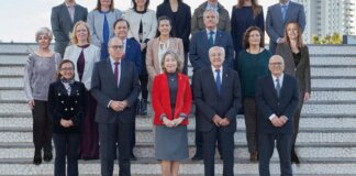 Grupo de profesionales del Ilustre Colegio Oficial de Médicos de Valencia en una reunión