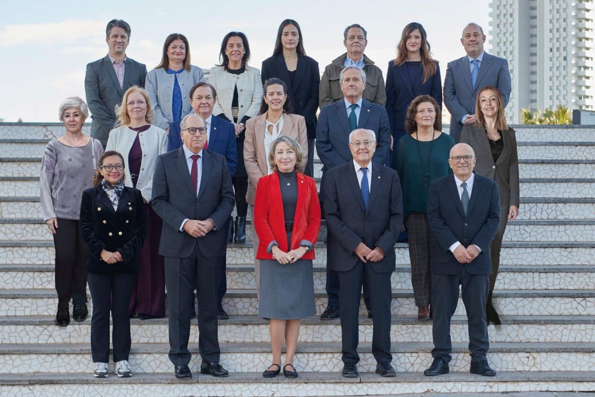 Grupo de profesionales del Ilustre Colegio Oficial de Médicos de Valencia en una reunión