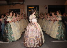 JCF licita la confección de la indumentaria oficial de las Falleras Mayores de Valencia 2027 por casi 135.000 euros Carmen Prades en su exaltación como Fallera Mayor de Valencia rodeada de otras falleras.