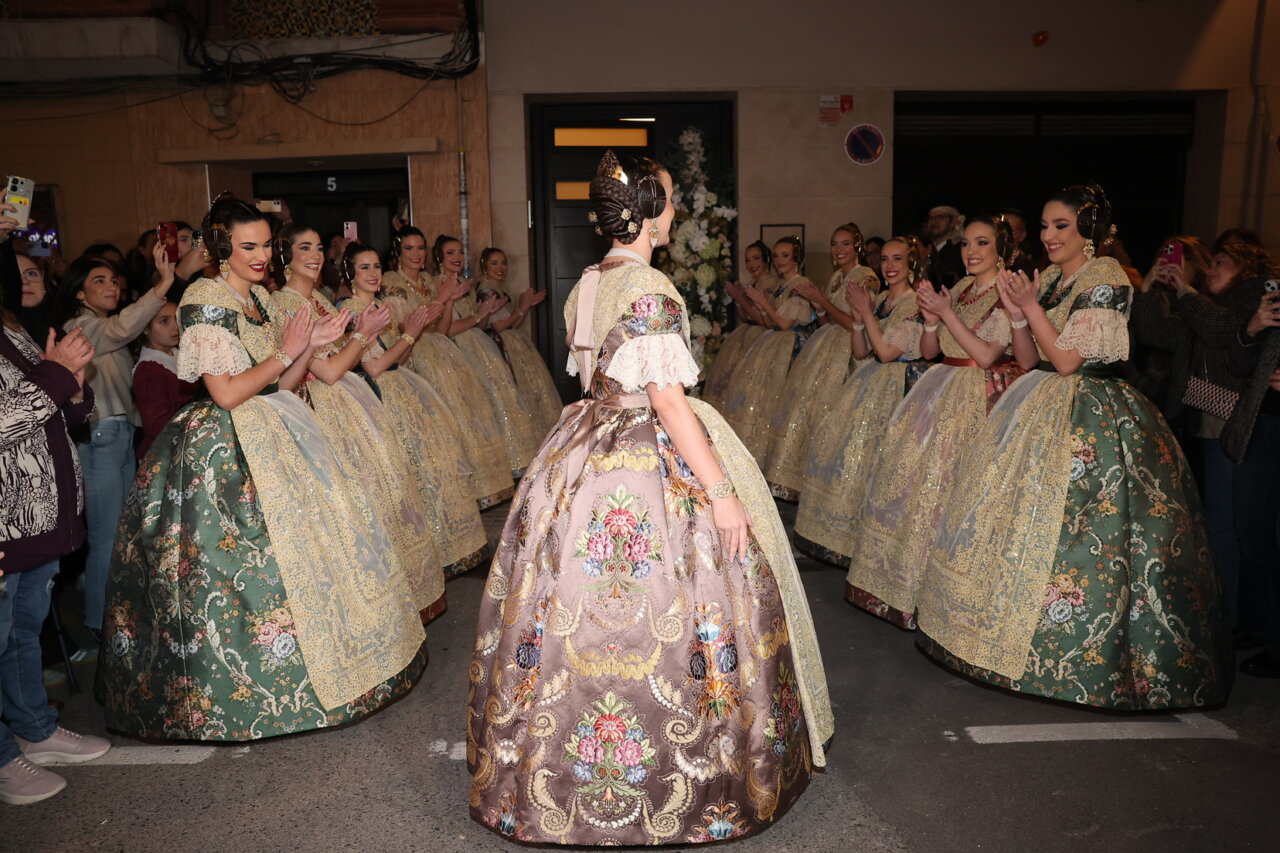 Carmen Prades en su exaltación como Fallera Mayor de Valencia rodeada de otras falleras.