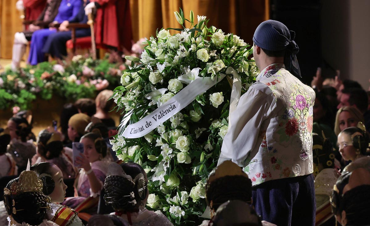 Hombre con ramo de flores en la Exaltación de Marta Mercader en Valencia