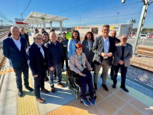 Grupo de personas en la nueva estación de València Sud de Metrovalencia