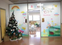 Entrada de la nueva ludoteca en el Hospital Universitario de Manises decorada para niños.