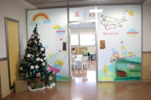 Entrada de la nueva ludoteca en el Hospital Universitario de Manises decorada para niños.
