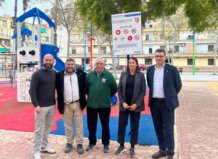 Inauguración del nuevo parque infantil en Alfafar con varias personas presentes.
