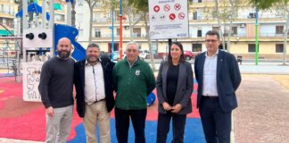 Inauguración del nuevo parque infantil en Alfafar con varias personas presentes.