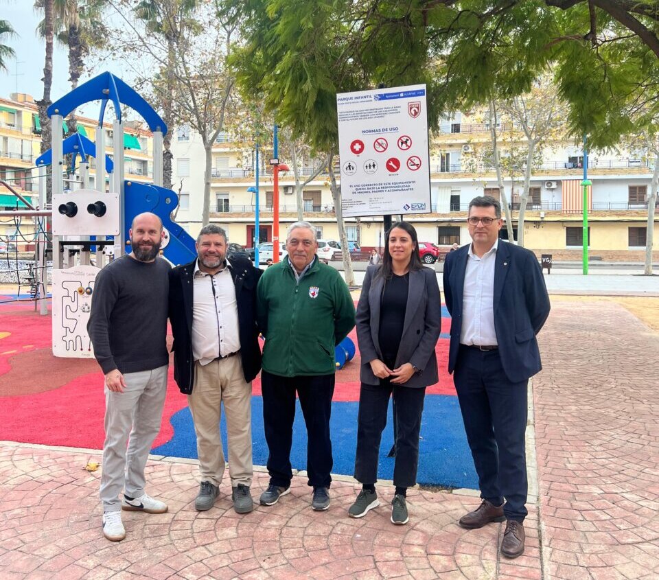 Inauguración del nuevo parque infantil en Alfafar con varias personas presentes.