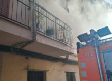 Intervención de bomberos en un incendio en un dormitorio en Almàssera