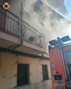 Intervención de bomberos en un incendio en un dormitorio en Almàssera