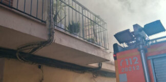 Intervención de bomberos en un incendio en un dormitorio en Almàssera