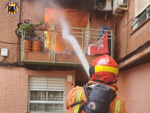 Un bombero trabaja para extinguir un incendio en un edificio de Paiporta.