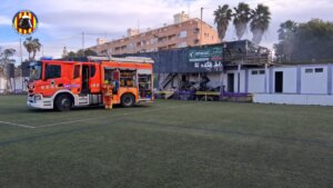Camión de bomberos en el campo de fútbol de Burjassot tras un incendio