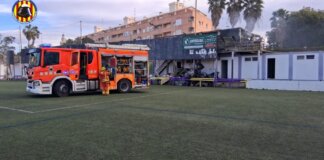 Camión de bomberos en el campo de fútbol de Burjassot tras un incendio