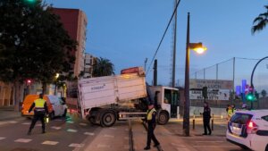 Camión dañado en catenaria de Metrovalencia en Valencia