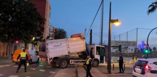 Camión dañado en catenaria de Metrovalencia en Valencia