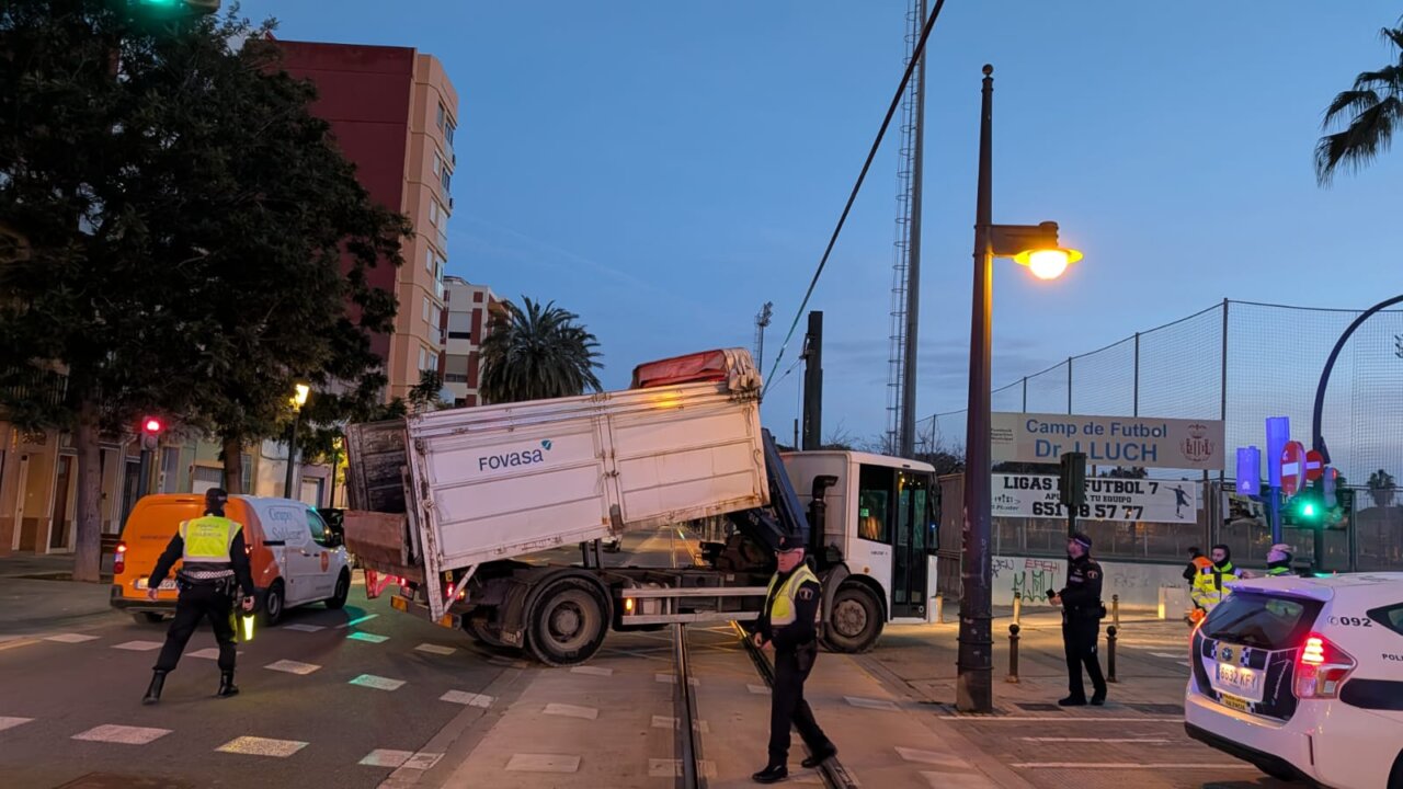 Camión dañado en catenaria de Metrovalencia en Valencia
