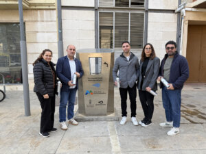 Inauguración de una fuente de agua potable en Massamagrell con varias personas