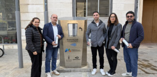 Inauguración de una fuente de agua potable en Massamagrell con varias personas